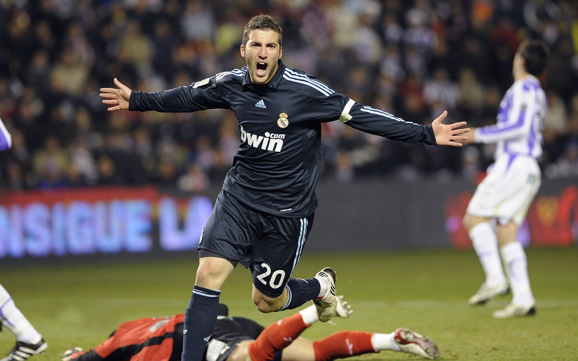 伊朗球员被雪卡住球鞋,教练拿热水壶解围,伊朗队球员